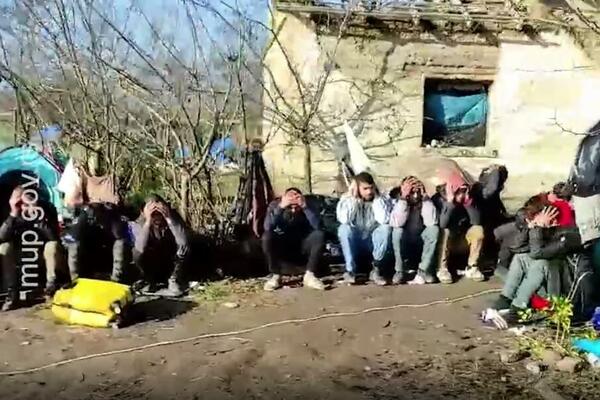 PRIVEDENO VIŠE OD 600 OSOBA, PRONAĐENO I ORUŽJE: Ovo je prvi snimak hapšenja migranata na Horgošu! (VIDEO)
