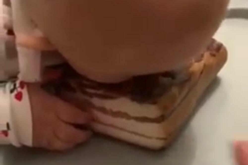 OVA BEBA JE NASMEJALA CELU SRBIJU: Njena reakcija kada joj otimaju slaninu iz ruke je URNEBESNA (VIDEO)