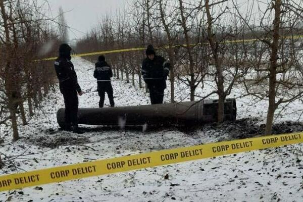 PRONAĐENA RAKETA NA TERITORIJI MOLADVIJE: Projektil otkriven u bašti nedaleko od granice sa Ukrajinom (FOTO)