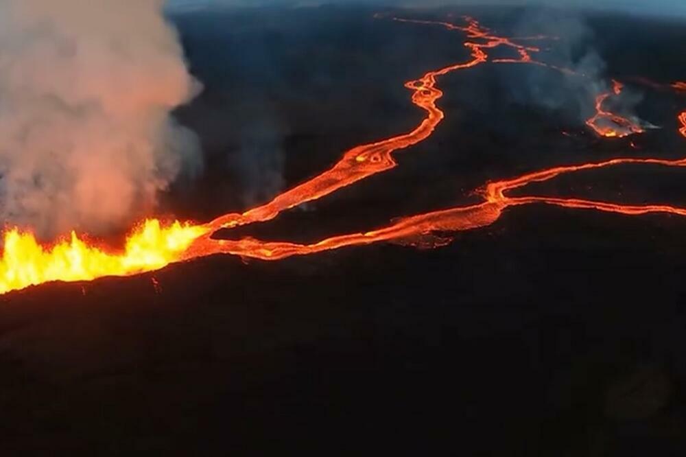 PRIZORI IZ PAKLA NA HAVAJIMJA, STVORILE SE VATRENE REKE: Vulkan Mauna Loa izbacuje lavu, pepeo i gas VEĆ 11 DANA