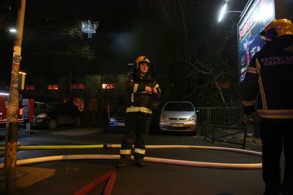 ZA DLAKU IZBEGNUTA TRAGEDIJA U BEOGRADU: Zapalio se autobus kod Hitne pomoći