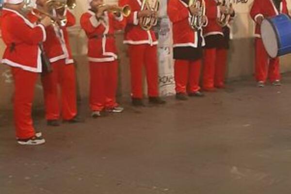PRAVA NOVOGODIŠNJA ATMOSFERA: Trubači u Deda Mrazovom odelu zagrejali ATMOSFERU u Knez Mihajlovoj (VIDEO)