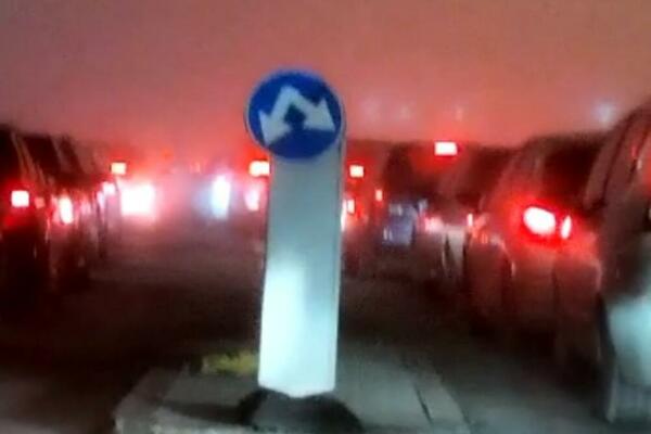 NENORMALNA GUŽVA NA PREŠEVU: Magla se spustila, kilometarske kolone, evo koliko se ČEKA (VIDEO)