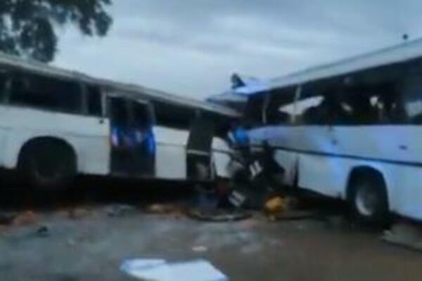 U SUDARU AUTOBUSA POGINULO 38 LJUDI, POVREĐENO PREKO 80 NJIH: Teška nesreća u Senegalu (VIDEO)