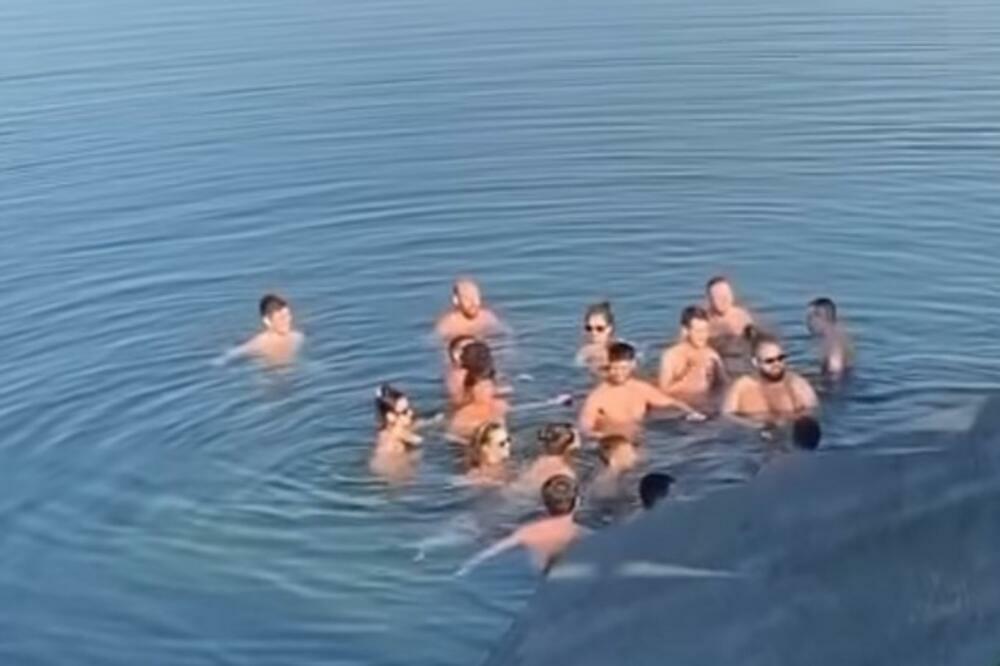 LJUDI, ŠTA RADITE TO? Srbi se drugog dana Božića kupaju u Adi, prolaznici u neverici (VIDEO)