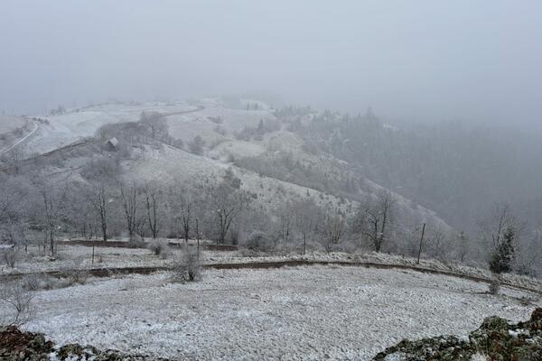 KONAČNO SE ZABELEO OVAJ DEO SRBIJE! Sneg pada već satima, STIGLA MEĆAVA! (FOTO)