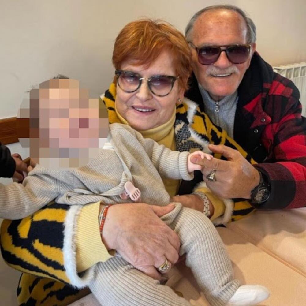 Roditelji Arijane Mihajlović sa praunukom