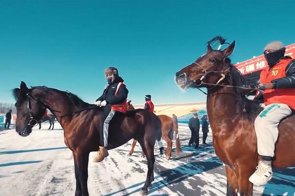 Zimska konjska trka u Sinđijangu! Jahači zapalili strast zime VIDEO