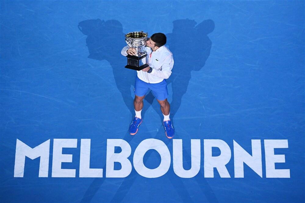 Novak Đoković sa peharom Australijan opena