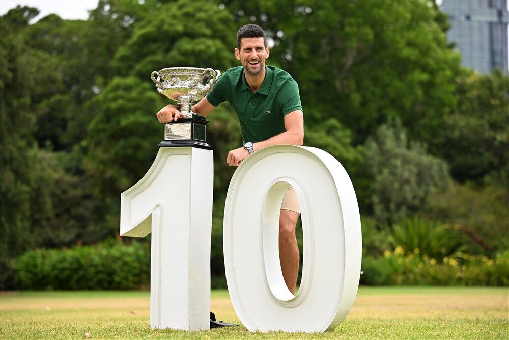 Novak Đoković sa trofejem Australijan opena za 2023. godinu