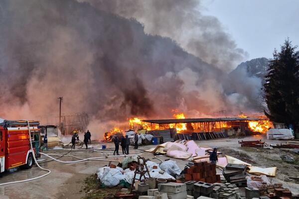 GORI FABRIKA U BUKOVCU: Veliki broj vatrogasaca na terenu