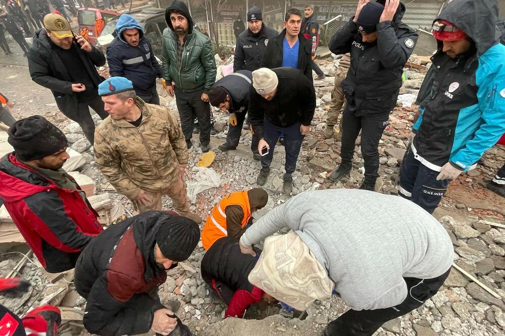 RASTE BROJ STRADALIH: Najmanje 300 žrtava RAZORNOG zemljotresa u Turskoj i Siriji! (FOTO)