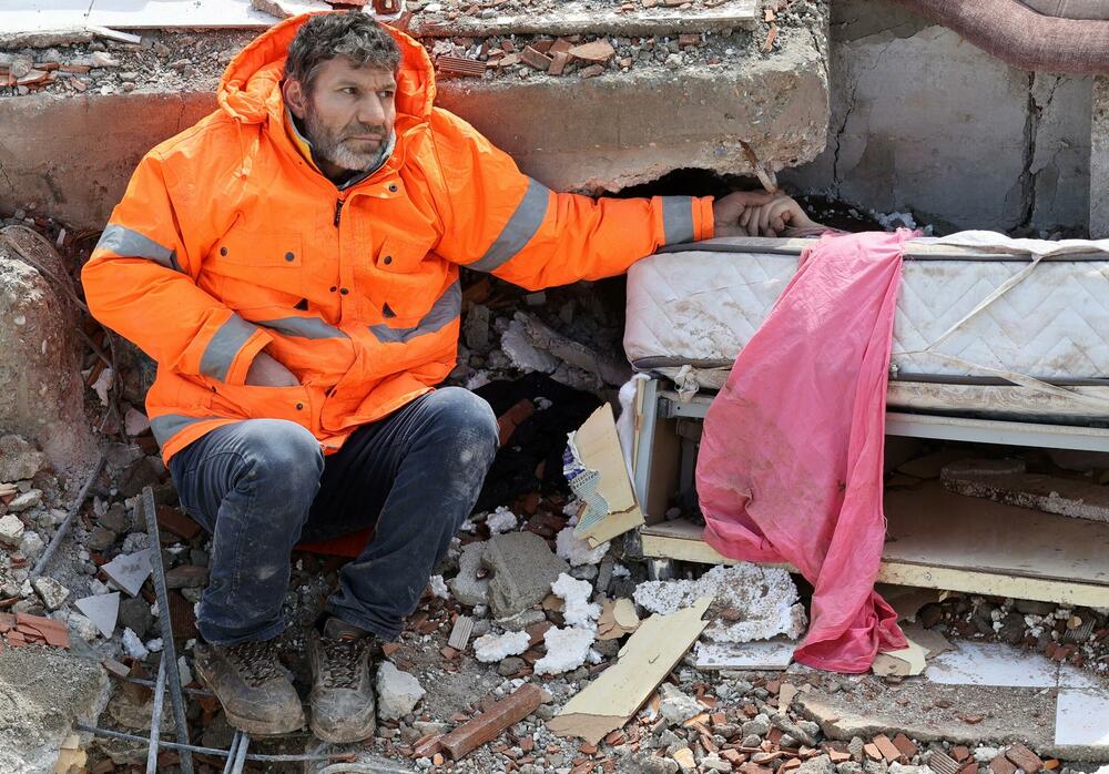 Otac sa ćerkom u ruševinama u Turskoj 