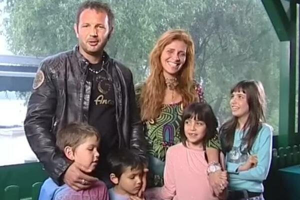 SNIMAK PORODICE MIHAJLOVIĆ RASPLAKAO SRBIJU! Siniša sa suprugom i decom delio lekcije ljubavi! (VIDEO)
