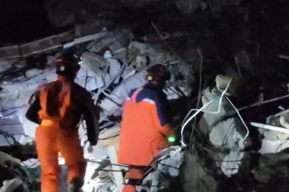 PLAVO NEBO: Kineski tim u Turskoj traga za preživelima ispod ruševina! (VIDEO)