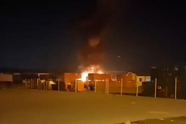EKSPLOZIJA U PETROVARADINU, IZGORELA TRI KAMIONA: Vatra buknula u krugu bivše fabrike (VIDEO)