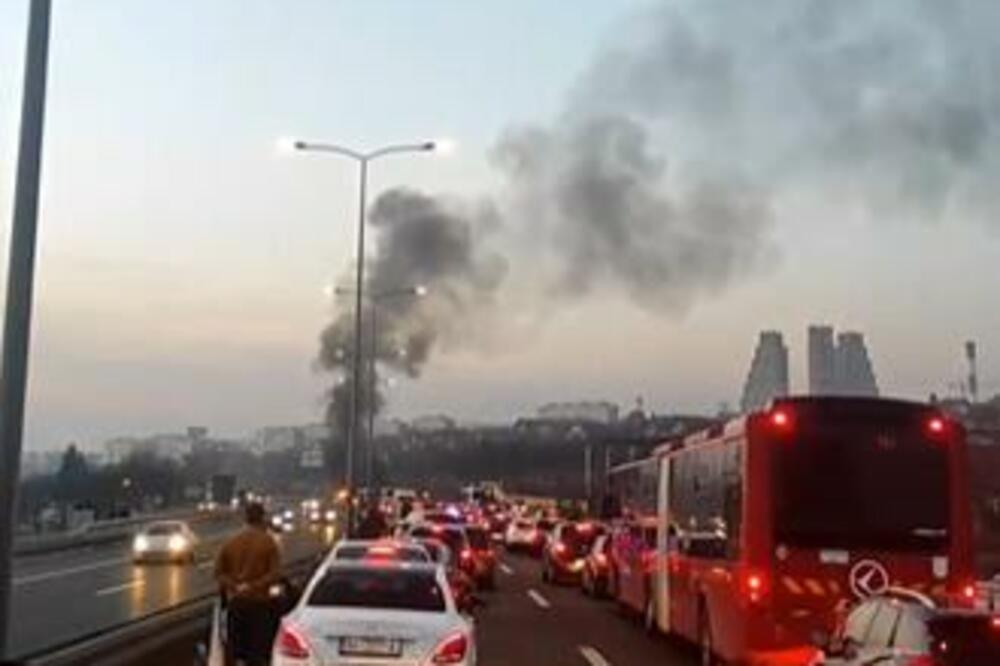 BUKTI VATRA NA AUTOPUTU: Plamen progutao automobil (VIDEO)