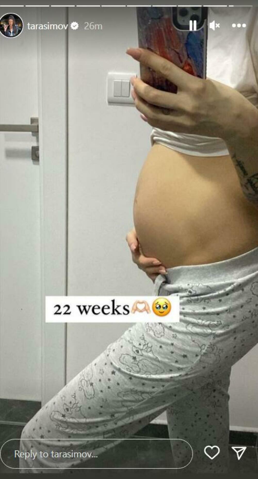 Simova je danas pokazala i kako izgleda njen trudnički stomak u 22. nedelji