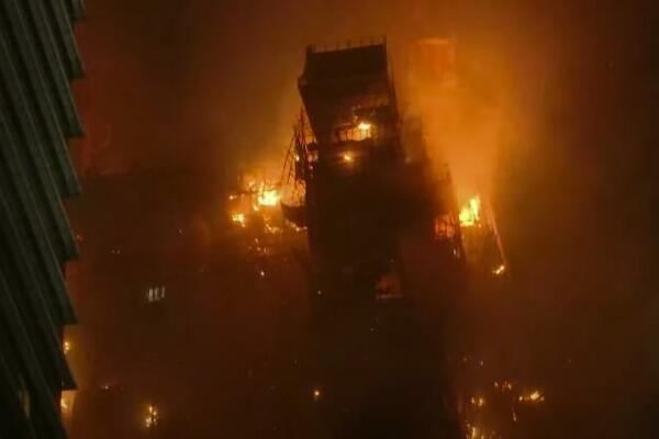 VATRENA STIHIJA PROGUTALA SOLITER U HONGKONGU: Požar buknuo na vrhu zgrade, pa zahvatio još četiri (VIDEO)