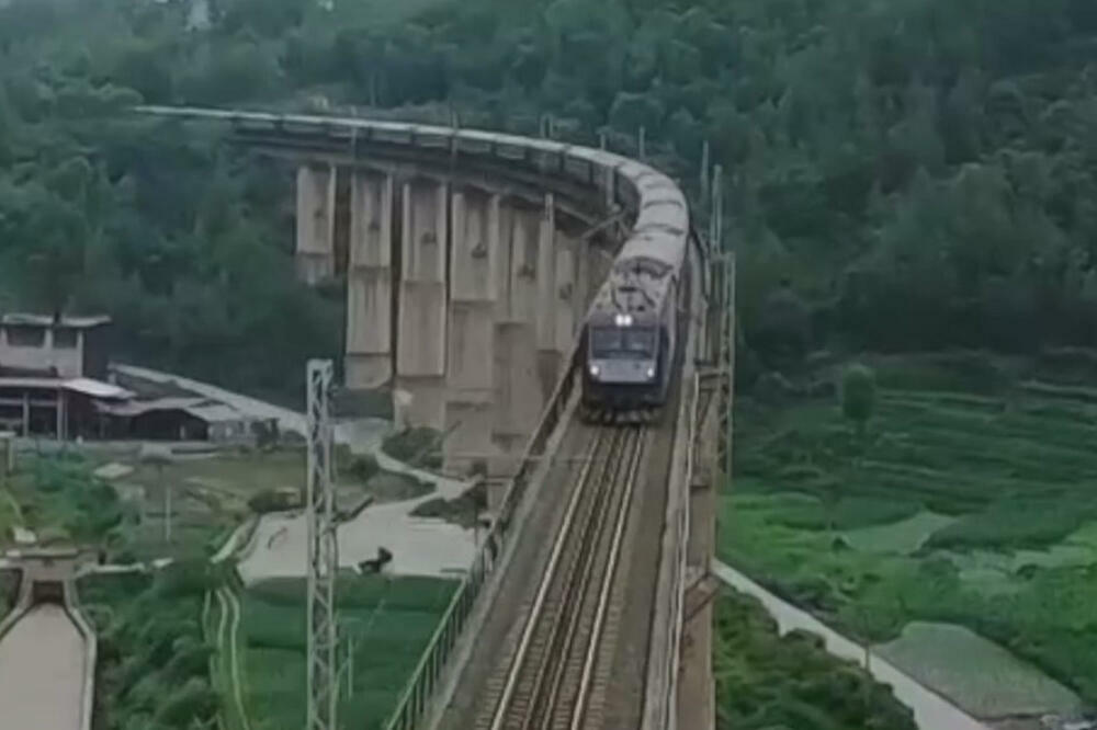 VEZA ZA 27 STANICA: Spori voz 5633/5634 za planinu Dalijang! VIDEO
