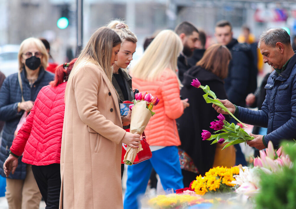 Žene kupuju cveće za Osmi mart