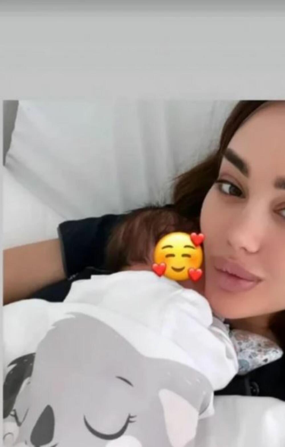 Ana otkako je postala mama na svom Instagram profilu često objavi fotografiju na kojoj je sa naslednikom,