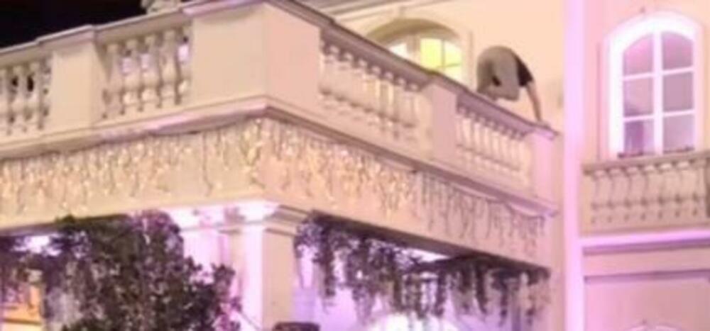 Zvezdan Slavnić se popeo na krov Bele kuće