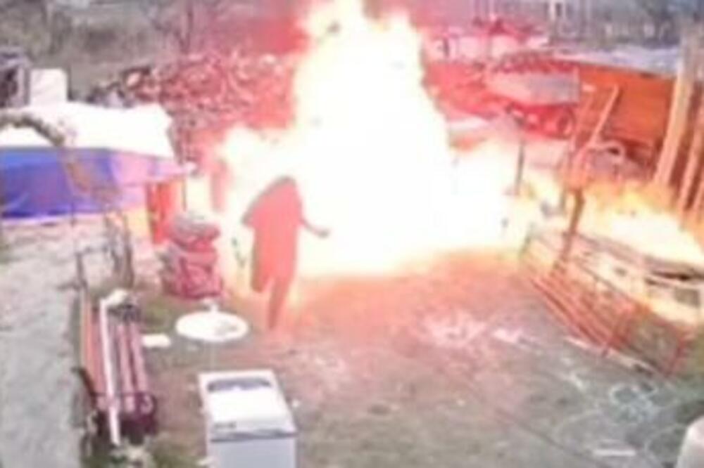SNIMAK STRAVIČNOG POŽARA U PRIBOJU: Vatra bljesnula u kameru, radnik i vlasnik bežali od PLAMENA! (VIDEO)
