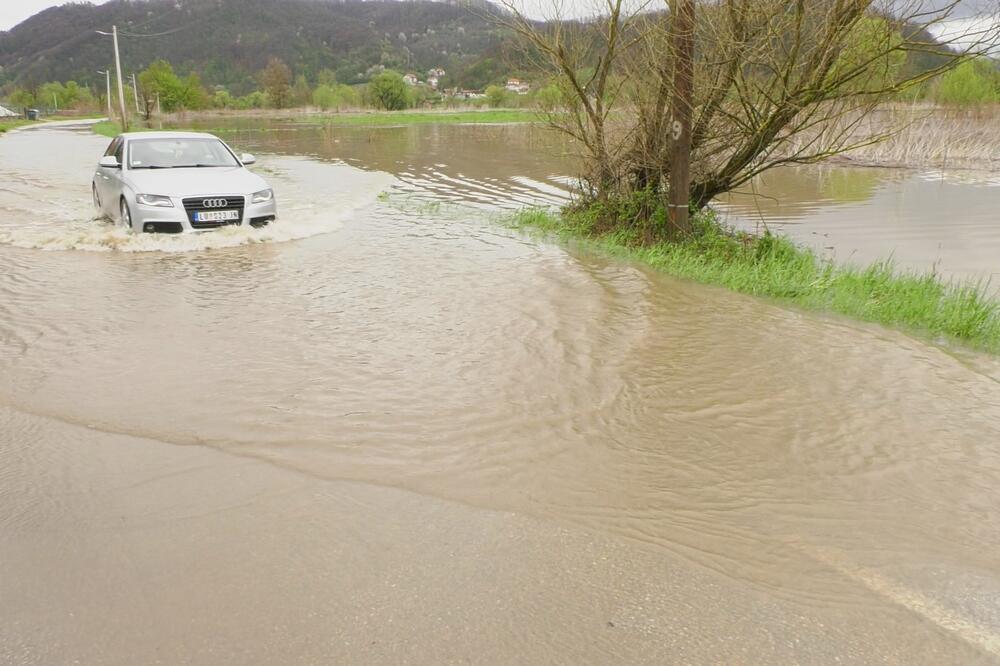 POPLAVE NA DEONICI ČAČAK-LUČANI: Padavine NE PRESTAJU, vozači u PROBLEMU!