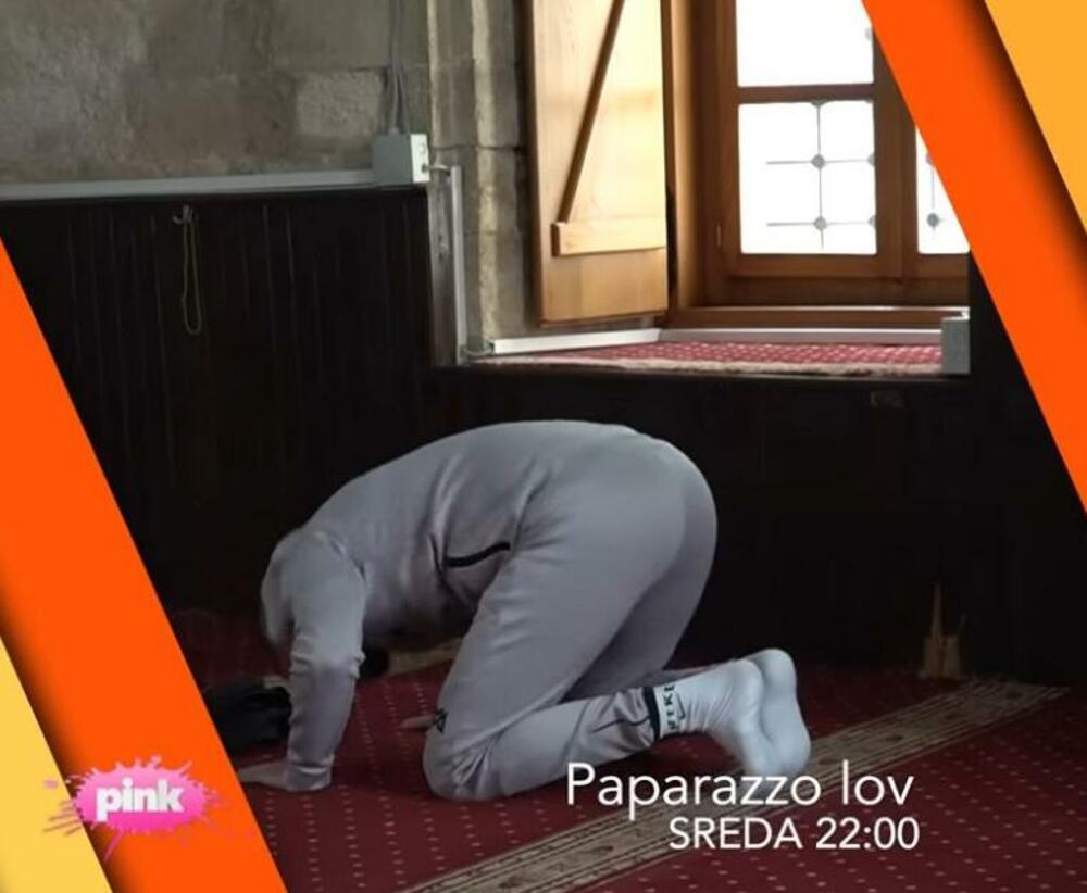 Dejan se klanja u Džamiji u Beogradu