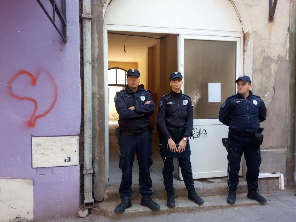 Policajci ispred doma porodice Živadinović