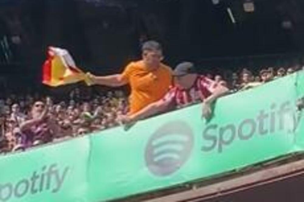 SKANDAL POTRESA PIRINEJE: Navijač Barselone skinuo ZASTAVU Španije sa tribine, publika oduševljeno klicala! (VIDEO)