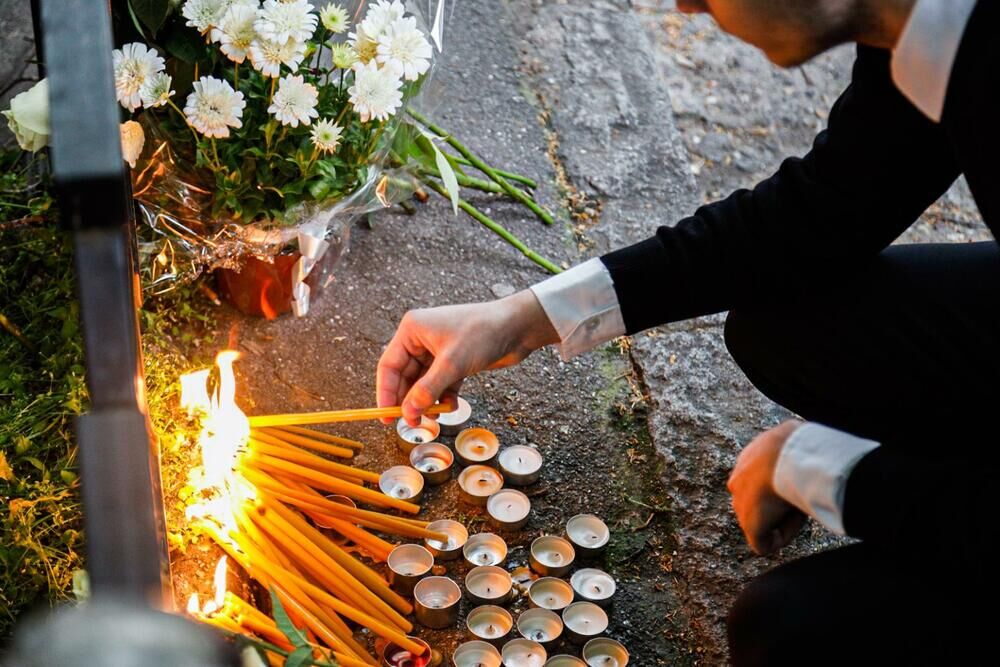 Paljenje sveća na Vračaru ispred 'Ribnikara'