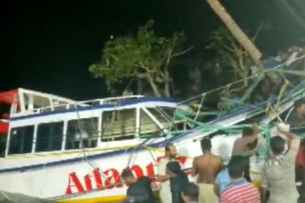 UŽASNA TRAGEDIJA U INDIJI: Prevrnuo se brod, poginulo najmanje 21 osoba, među njima ima i dece! (FOTO)