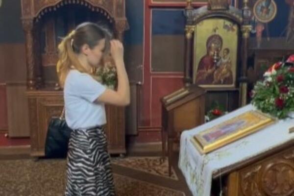 VEROUČITELJKA ANDREA ZAUVEK RAZREŠILA DILEMU: Ovako se pravilno KRSTI u crkvi! (VIDEO)