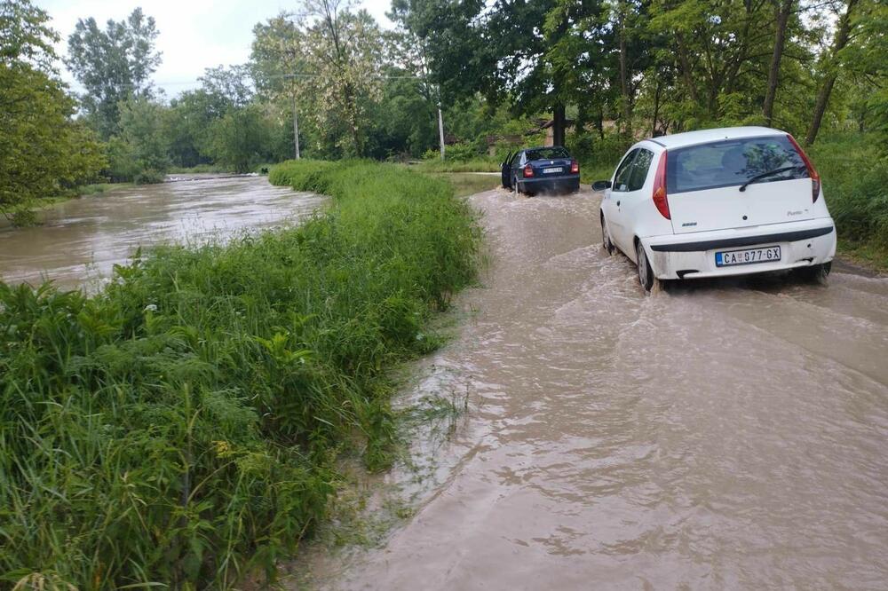 RHMZ IZDAO NAJNOVIJE UPOZORENJE: Oluje širom Srbije, tri grada u OPASNOSTI od IZLIVANJA REKA!
