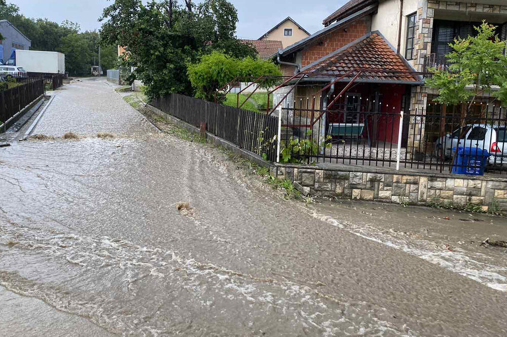 POTOP U ČAČKU: Nakon snažnog NEVREMENA poplavljenje ulice i seoski puitevi, pod vodom i njive i voćnjaci (FOTO)