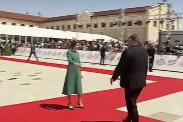 ORBAN SE ŽESTOKO IZBLAMIO: Pokušao da poljubi ruku predsednici Moldavije, a onda se desilo OVO, AU! (VIDEO)