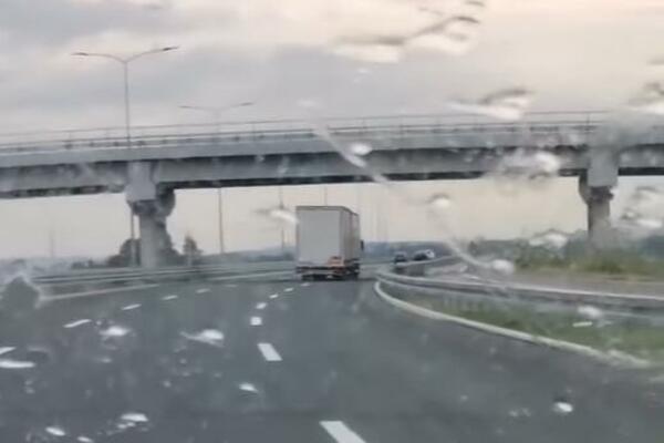 MOŽE LI BAHATIJE?! Vozač kamiona DIVLJA PO AUTO-PUTU u Beogradu, snimljen dok RADI OVO! (VIDEO)