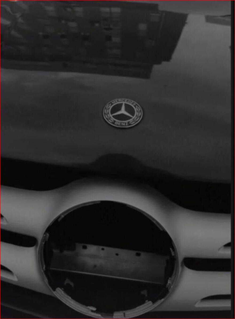 – Vi znate da sam ja ljubitelj Mercedesa stvarno, međutim znak na modelu koji trenutno posedujem je jako lako skinuti i to mi se desilo već drugi put. Ja idem i vozim auto sa ovom rupom