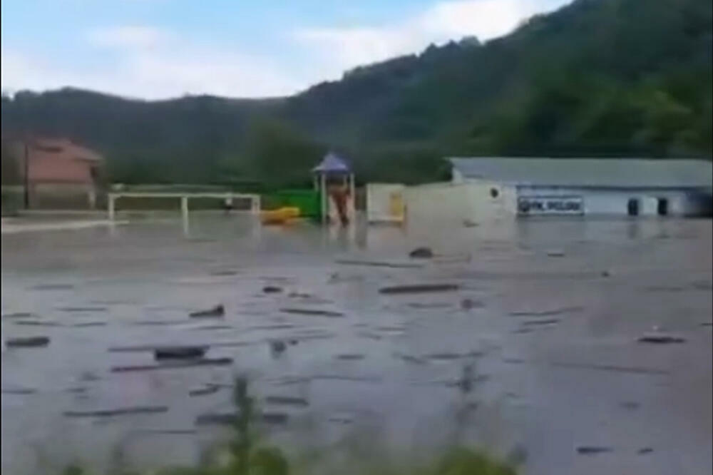 DRAMATIČNI PRIZORI IZ ISTOČNE SRBIJE, SVE JE POPLAVLJENO: Fudbalski teren pod vodom, na ulicama reke (VIDEO)