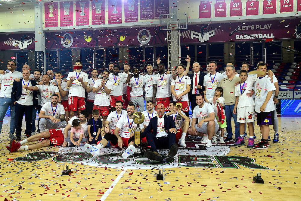 Košarkaši Crvene zvezde sa peharom šampiona Srbije