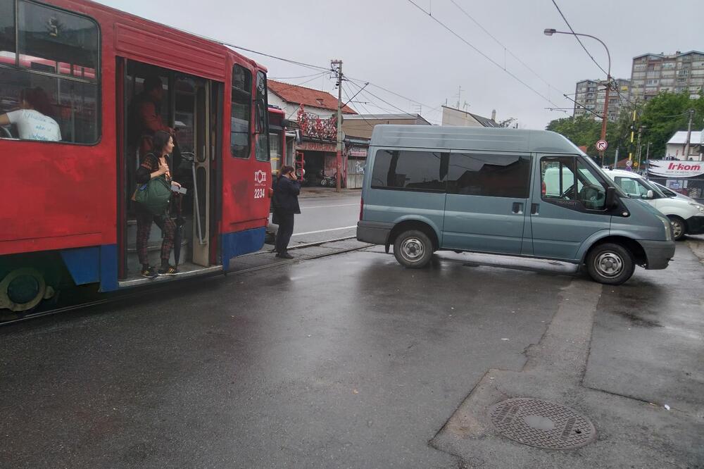 ČOVEK SE PARKIRAO NASRED ŠINA: Blokirao tramvaje u BULEVARU, nastao potpuni HAOS! (FOTO)
