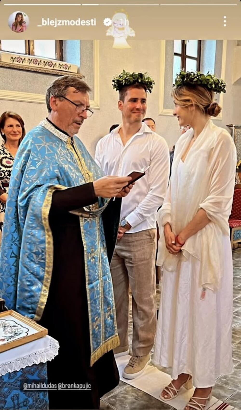 Na crkvenom venčanju Anđela je imala belu dugu haljinu, dok je njen izabranik imao lanenu košulju i odelo