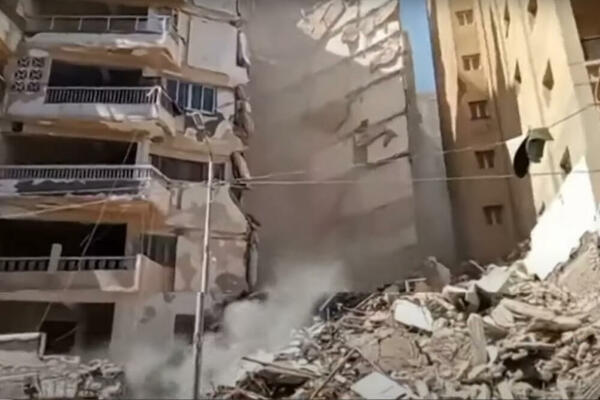 SPASIOCI TRAGAJU ZA ZATRPANIM TURISTIMA: Srušila se zgrada od 13 SPRATOVA, pukla na POLA! (VIDEO)
