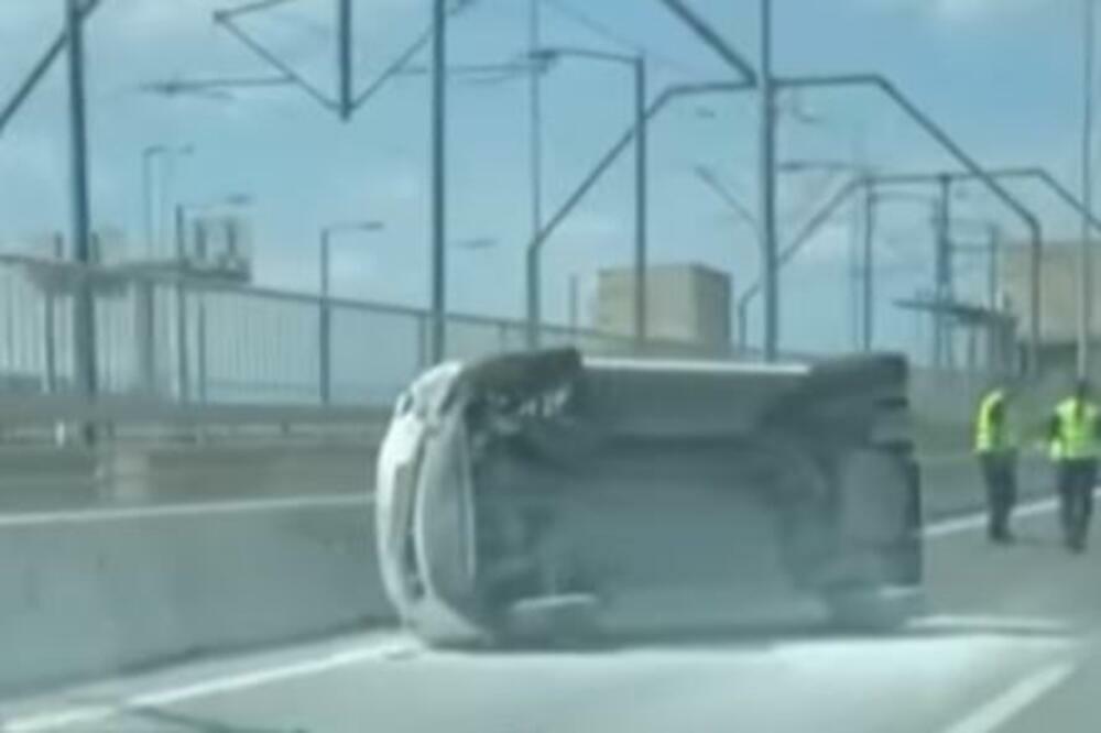STRAVIČNA NESREĆA NA MOSTU NA ADI: Automobil se od siline udara okrenuo na bok, saobraćaj se odvija otežano (VIDEO)