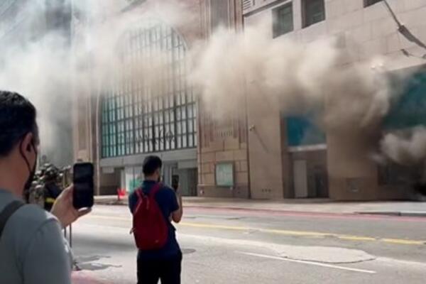 GORI ČUVENA ZGRADA U NJUJORKU! Armija vatrogasaca se bori sa VATRENOM STIHIJOM (VIDEO)