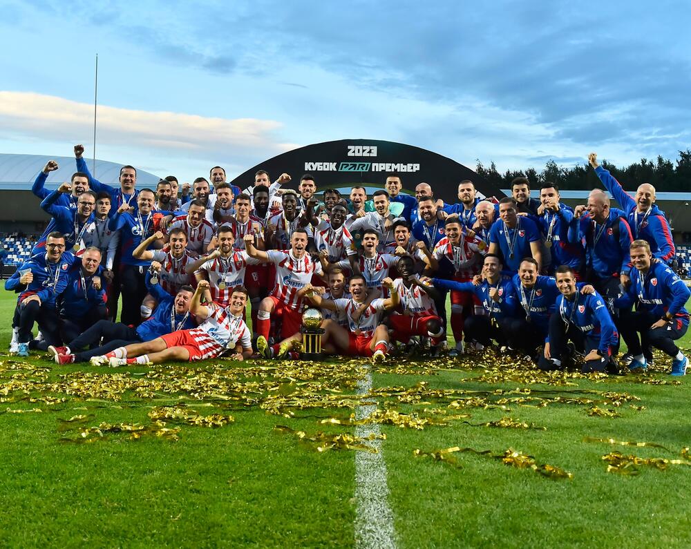 Fudbaleri Crvene zvezde sa trofejom u Sankt Peterburgu