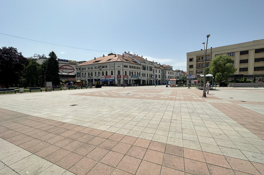 "NIJE SE ZNALO KO KOGA UDARA" Masovna tuča u centru Čačka, tuklo se 20 momaka