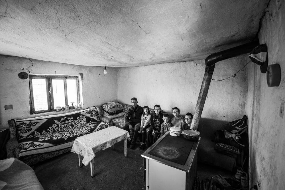 Porodica Mitrović u trošnoj kući